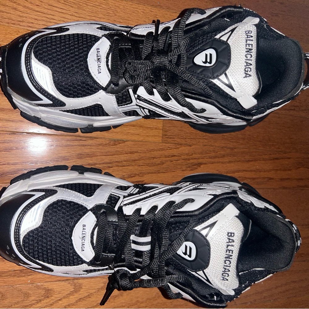 Black and white new balenciaga’s with bag and extra laces and box - Picture 6 of 6
